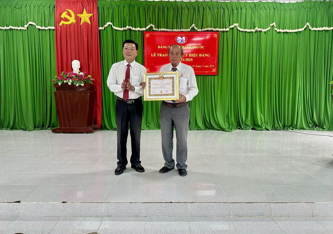 ĐẢNG ỦY XÃ THẠNH PHƯỚC 
TỔ CHỨC TRAO HUY HIỆU ĐẢNG GẮN VỚI PHÁT THẺ ĐẢNG VIÊN 
VÀ THÔNG TIN NHANH KẾT QUẢ HỘI NGHỊ LẦN THỨ 13 
BAN CHẤP HÀNH TRUNG ƯƠNG ĐẢNG KHÓA XIII